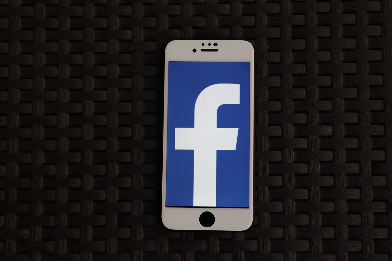 Navigating the Dangers of Catfishers on Social Media